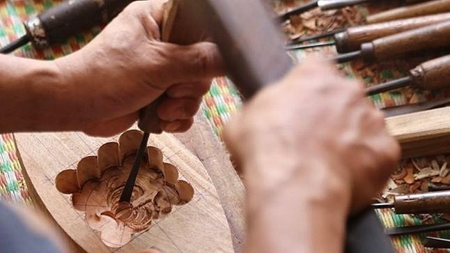 The most time-consuming and meticulous work is carving the design into the mould (Photo: qdnd.vn)