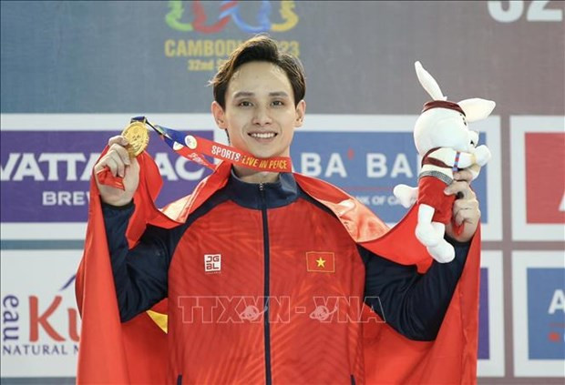 Gymnast Dinh Phuong Thanh obtains a gold medal in the men’s single bar event on May 9. (Photo: VNA)