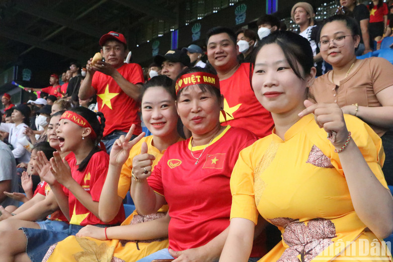 Diep Thi Tuyet, an overseas Vietnamese in Cambodia, and her two granddaughters expressed their emotion when witnessing the beautiful goals scored by the Vietnamese team. Diep Thi Tuyet, an overseas Vietnamese in Cambodia, and her two granddaughters expressed their emotion when witnessing the beautiful goals scored by the Vietnamese team.