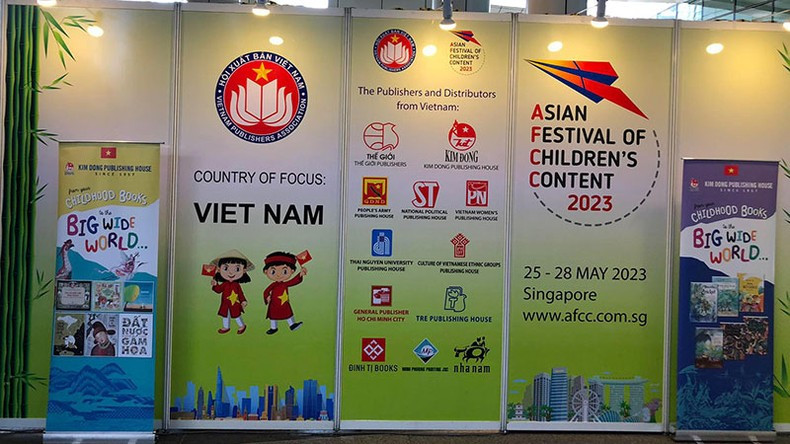 Vietnamese publishing houses participate in the event. Vietnamese publishing houses participate in the event.