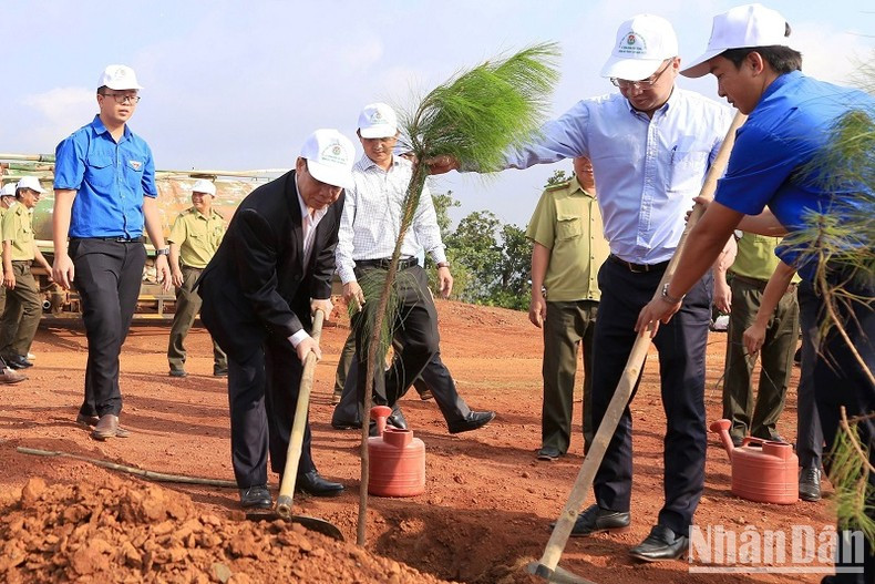 Right after the launch ceremony, delegates and people in Gia Nghia city planted 1,000 trees around N'Trang Long Monument. Right after the launch ceremony, delegates and people in Gia Nghia city planted 1,000 trees around N'Trang Long Monument.