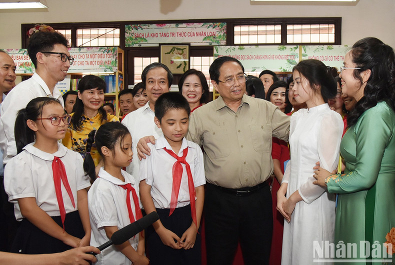 Prime Minister Pham Minh Chinh visits underprivileged children of Hermann Gmeiner School.