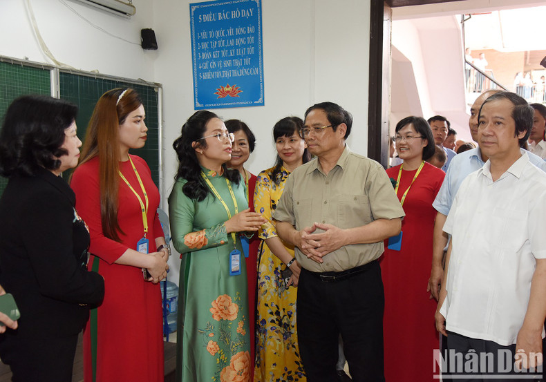 Prime Minister exchanged and encouraged the teaching staff of Hermann Gmeiner School.