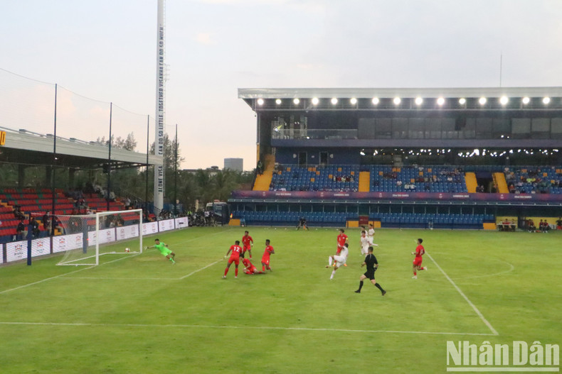 Van Tung's opening goal against Singapore U22 broke the deadlock, clearing the mentality of the Vietnamese team. Van Tung's opening goal against Singapore U22 broke the deadlock, clearing the mentality of the Vietnamese team.