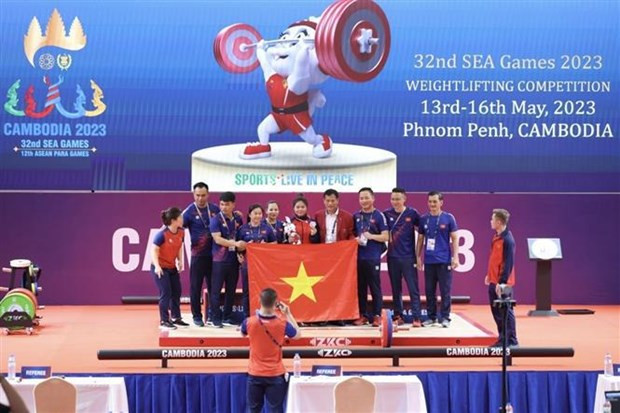 Weightlifter Dinh Thi Thu Uyen bags a silver medal in the women's 64kg category at the SEA Games 32. (Photo:VNA)