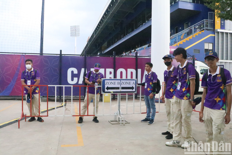 The organising board arranged a team of young guides to help spectators enter the stadium The organising board arranged a team of young guides to help spectators enter the stadium