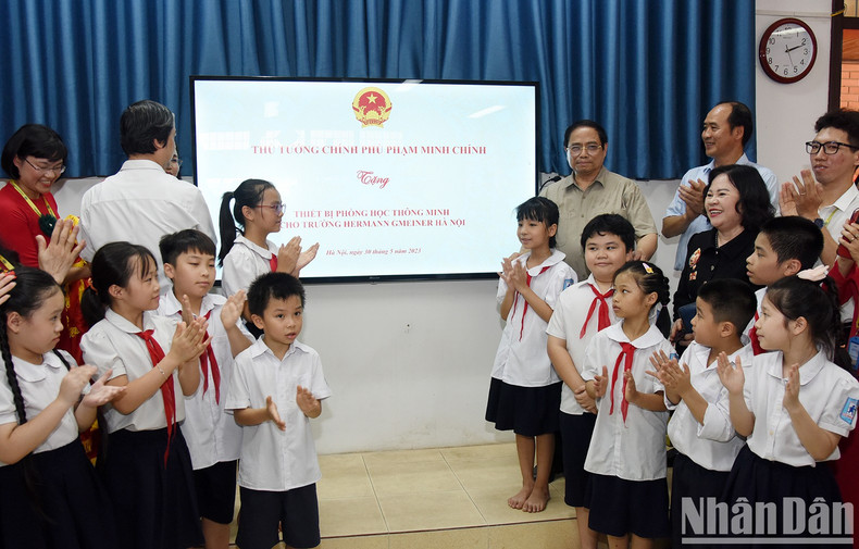 The Prime Minister gave gifts to students of Hermann Gmeiner School.