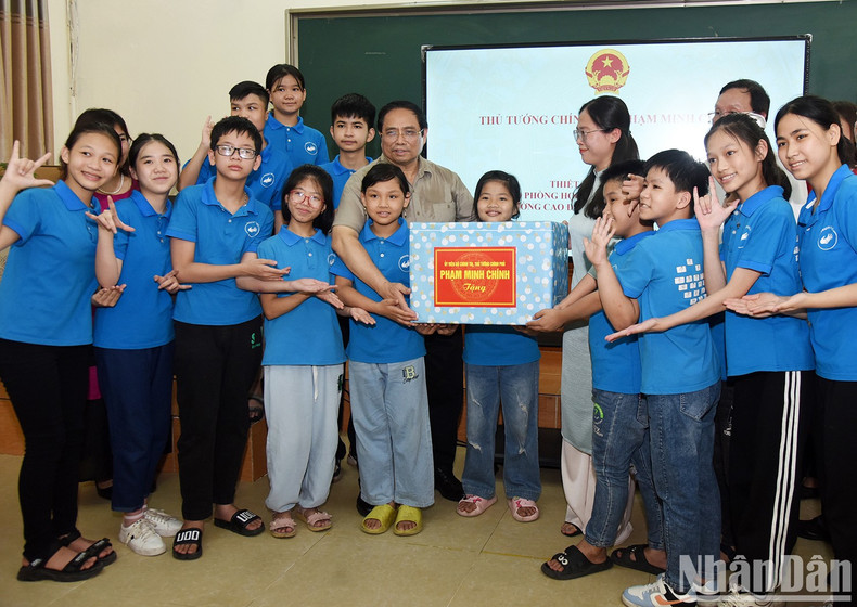 The Prime Minister gave gifts to students at the Development of Inclusive Education under the National College for Education in Hanoi.
