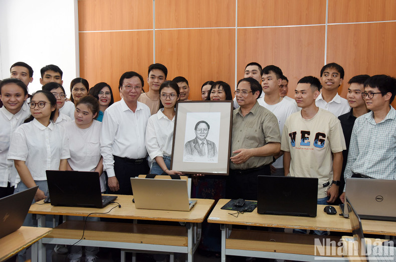 Works of hearing-impaired students in the art department of the National College for Education in Hanoi are presented to the Prime Minister.