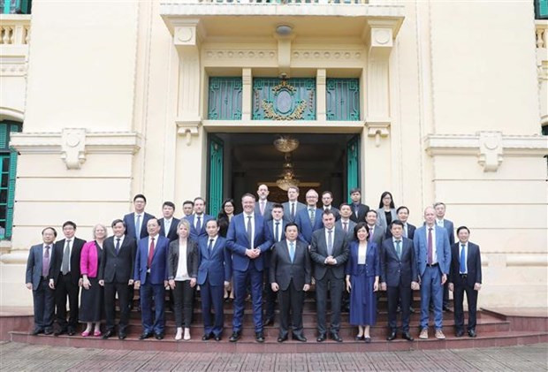 Delegates of the two parities take a group photo (Photo: VNA)