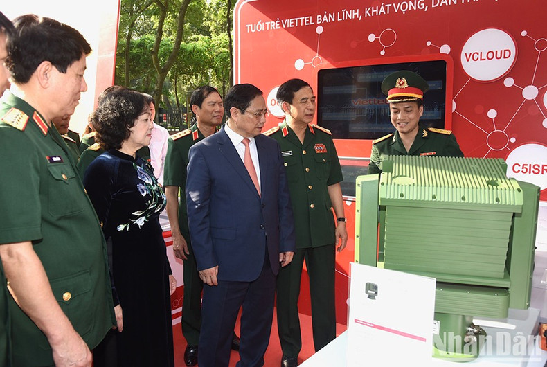 Prime Minister Pham Minh Chinh visits the exhibition space of creative products of the military youth. Prime Minister Pham Minh Chinh visits the exhibition space of creative products of the military youth.