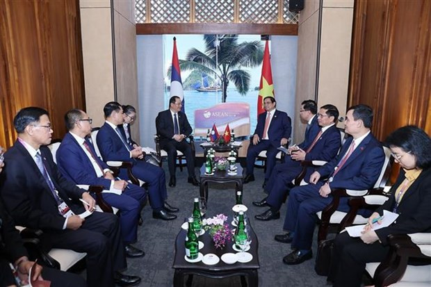 The meeting between PMs Pham Minh Chinh and Sonexay Siphandone in Labuan Bajo, Indonesia, on May 10. (Photo: VNA) The meeting between PMs Pham Minh Chinh and Sonexay Siphandone in Labuan Bajo, Indonesia, on May 10. (Photo: VNA)