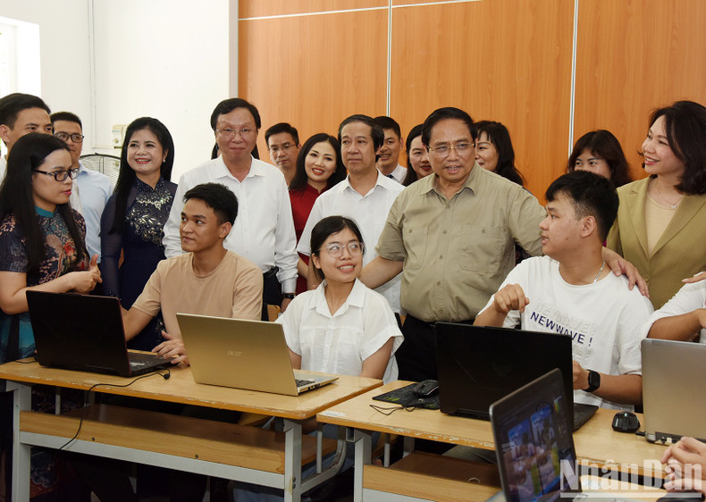 The Prime Minister visited the art class of deaf students at the National College for Education in Hanoi.