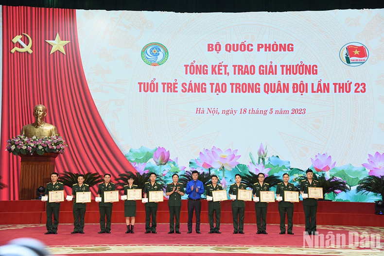 Leaders of the Ministry of National Defence and the Ho Chi Minh Communist Youth Union present the first prize to collectives and individuals. Leaders of the Ministry of National Defence and the Ho Chi Minh Communist Youth Union present the first prize to collectives and individuals.