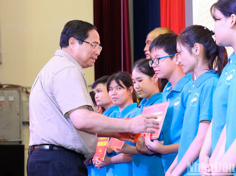 Prime Minister Pham Minh Chinh awarded student scholarships to Hermann Gmeiner School.