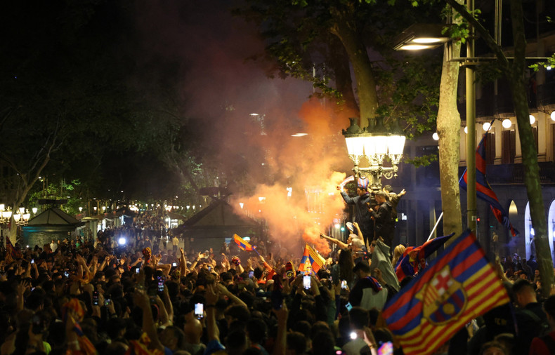 Barcelona fans celebrate in La Rambla after winning LaLiga - LaLiga - FC Barcelona fans celebrate winning LaLiga - Barcelona, Spain - May 14, 2023. (Photo: Reuters) Barcelona fans celebrate in La Rambla after winning LaLiga - LaLiga - FC Barcelona fans celebrate winning LaLiga - Barcelona, Spain - May 14, 2023. (Photo: Reuters)