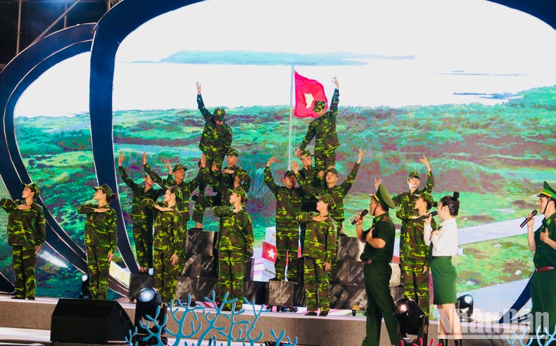 A performance by the Lao Cai Provincial Mobile Propaganda Team. A performance by the Lao Cai Provincial Mobile Propaganda Team.