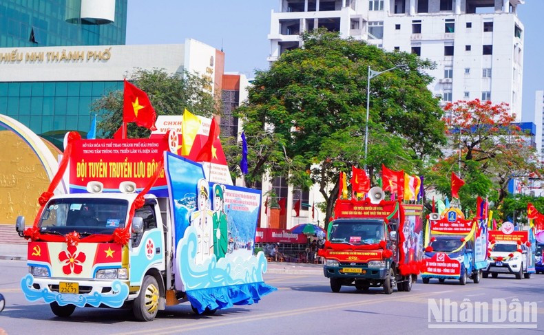 Propaganda vehicles parade on the streets of Hai Phong. Propaganda vehicles parade on the streets of Hai Phong.
