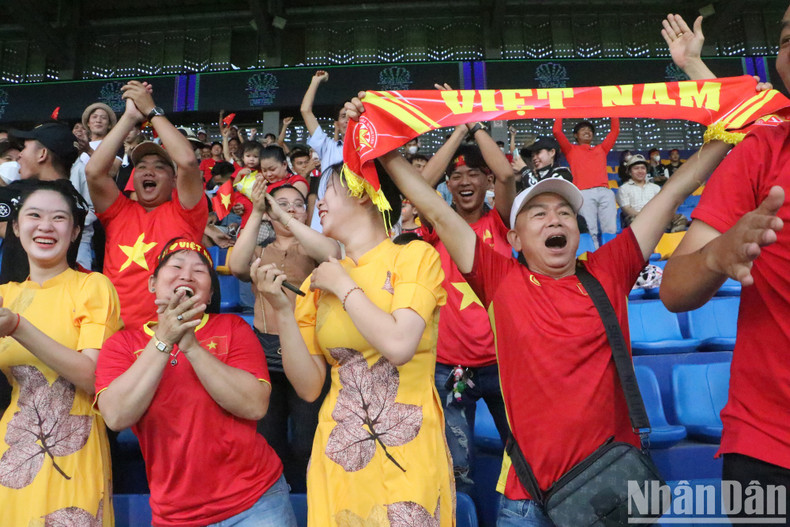 The enthusiastic cheers. The enthusiastic cheers.