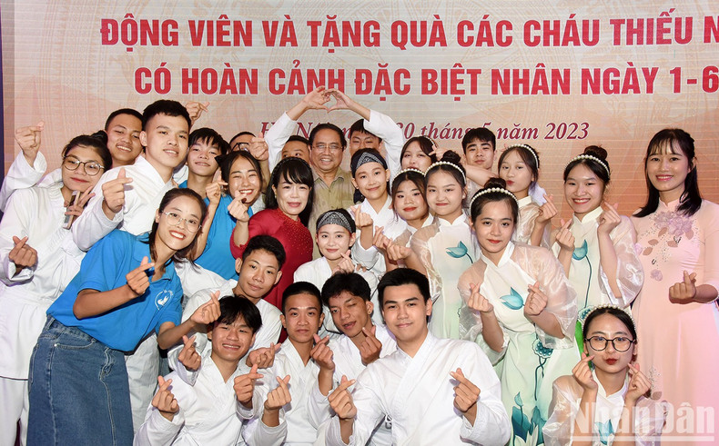 Prime Minister Pham Minh Chinh with students with disabilities at the Support Centre for the Development of Inclusive Education under the National College for Education in Hanoi.