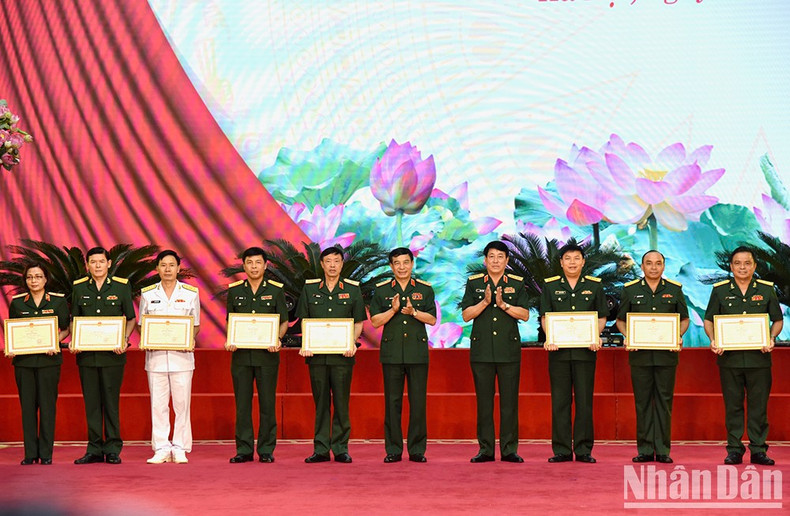 Minister of National Defence General Phan Van Giang and General Luong Cuong, Chairman of the General Department of Politics of the Vietnam People's Army, present certificates of merit from the Ministry of Defence, to collectives. Minister of National Defence General Phan Van Giang and General Luong Cuong, Chairman of the General Department of Politics of the Vietnam People's Army, present certificates of merit from the Ministry of Defence, to collectives.