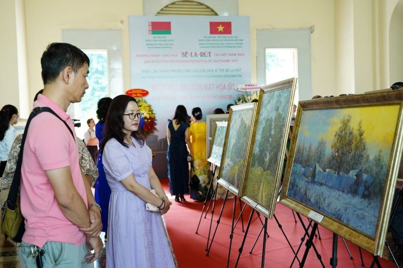 The Vietnamese public enjoys paintings by young Belarusian artists.