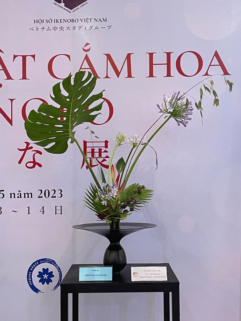 Ikebana flower arrangement is formed in the 15th century and has so far always been loved by generations of people and beyond the borders of Japan.