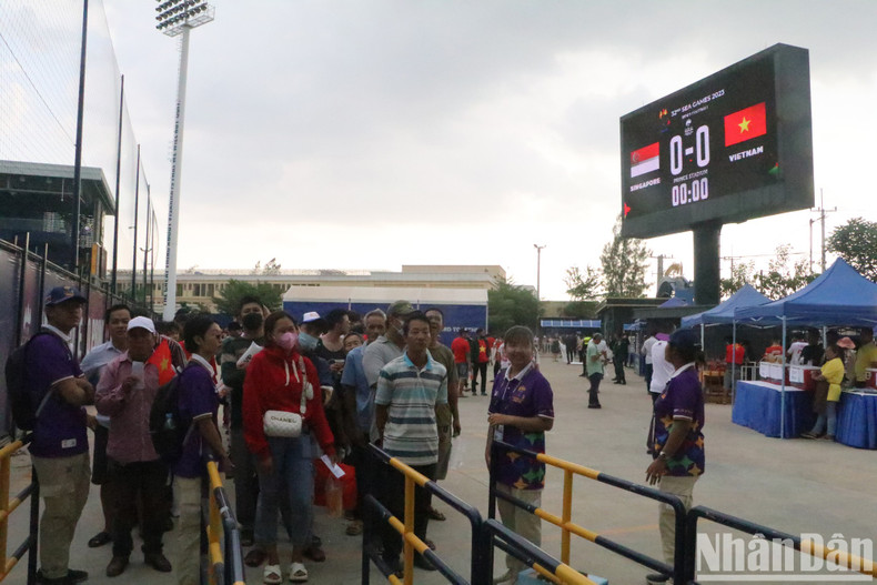 Before the match, the weather calmed down after a hot sunny day. Before the match, the weather calmed down after a hot sunny day.