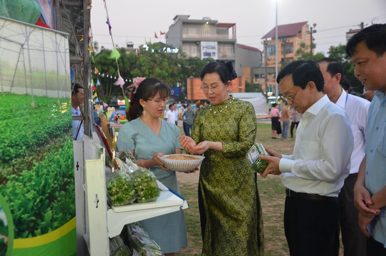 Le Thi Thuy, Member of the Party Central Committee and Secretary of the Ha Nam Provincial Party Committee visited the booths.