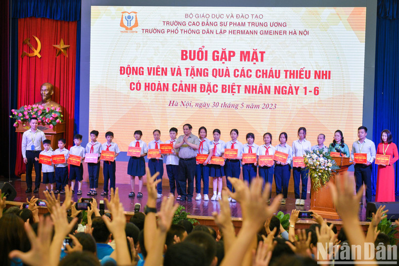 Prime Minister Pham Minh Chinh awarded scholarships to students from the Support Centre for the Development of Inclusive Education under the National College for Education in Hanoi.