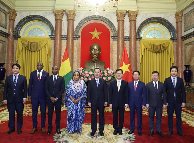 President Vo Van Thuong (fifth, left) and Ambassador of Guinea Aminata Koita (fourth, left) take photo with other delegates. (Photo: VNA)