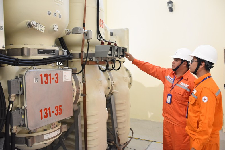 Engineers of Hanoi - Vietnam Electricity Corporation (EVNHANOI) always closely inspect and supervise substation equipment, ensuring safe, stable and continuous power supply for socio-economic development and the life of the people of Hanoi capital. (Photo: TIEN HIEP)
