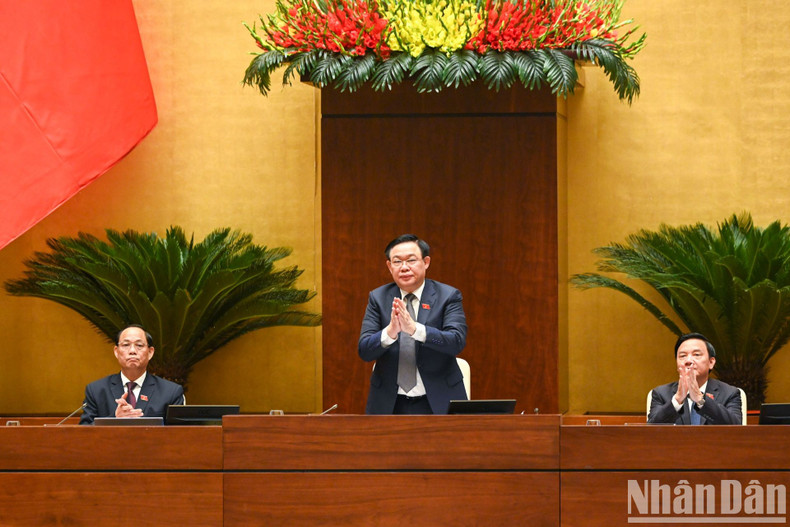 NA Chairman Vuong Dinh Hue chairs the conference.