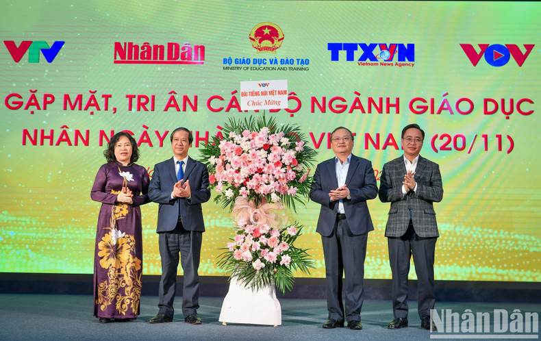 [In Pictures] Media agencies celebrate Vietnamese Teachers’ Day ảnh 5