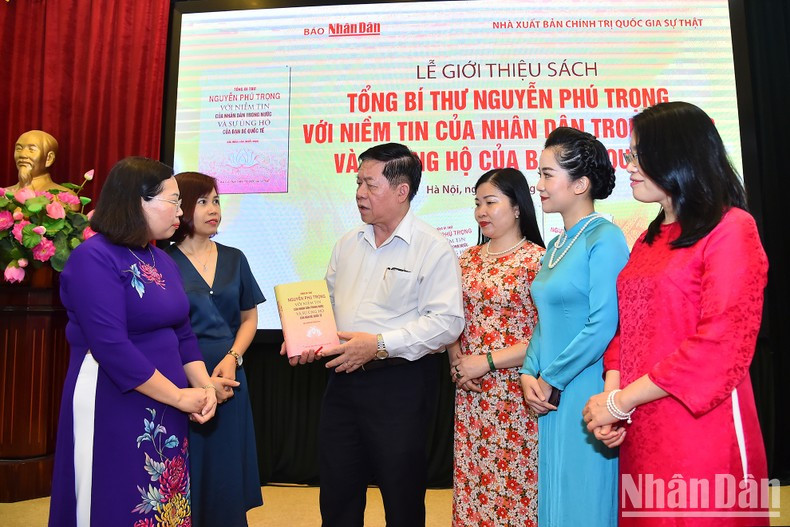 Head of the PCC’s Commission for Communication and Education Nguyen Trong Nghia talks with delegates on the sidelines of the event. Head of the PCC’s Commission for Communication and Education Nguyen Trong Nghia talks with delegates on the sidelines of the event.