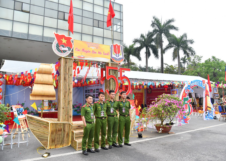 All 16 camps are elaborately decorated according to specific themes.