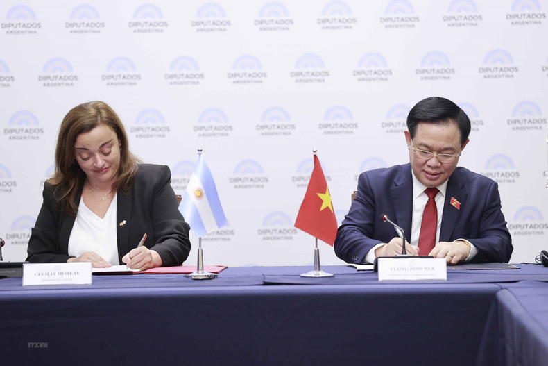 The two leaders sign an agreement between the National Assembly of Vietnam and the Chamber of Deputies Argentina.