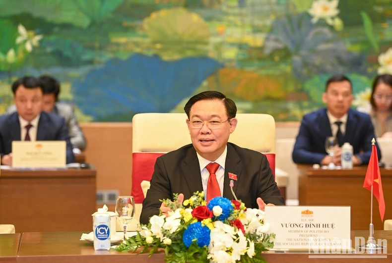 NA Chairman Vuong Dinh Hue speaks at the meeting.