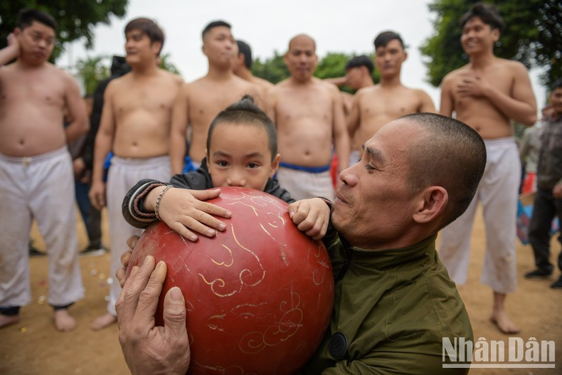 12. The Thuy Linh Village’s Ball Wrestling Festival expresses the martial spirit of the young men of the village from one life to another. 12. The Thuy Linh Village’s Ball Wrestling Festival expresses the martial spirit of the young men of the village from one life to another.