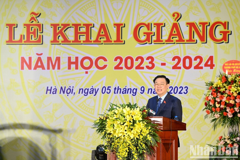 NA Chairman Vuong Dinh Hue speaks at the opening ceremony.