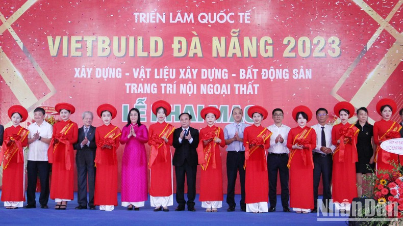 Delegates cut the ribbon to launch the exhibition (Photo: NDO) Delegates cut the ribbon to launch the exhibition (Photo: NDO)