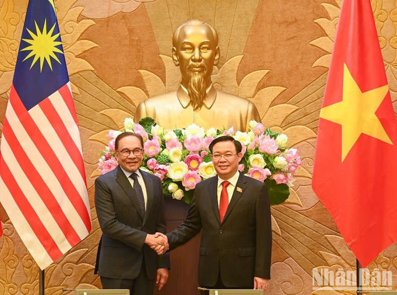 NA Chairman Vuong Dinh Hue and Malaysian Prime Minister Anwar Ibrahim at the reception.