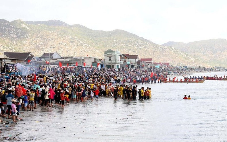 Crowds of locals and tourists cheering on the racing teams Crowds of locals and tourists cheering on the racing teams