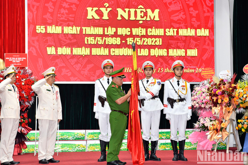 Major General Nguyen Van Long, Deputy Minister of Public Security, grants the second-class Labour Order to the People’s Police Academy. Major General Nguyen Van Long, Deputy Minister of Public Security, grants the second-class Labour Order to the People’s Police Academy.