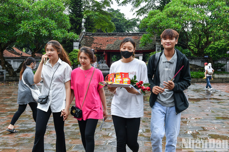 High-school students visit Temple of Literature to pray for good luck ahead of graduation exam ảnh 7 High-school students visit Temple of Literature to pray for good luck ahead of graduation exam ảnh 7