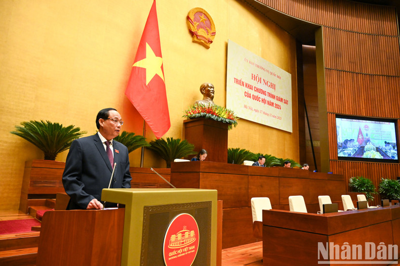 NA Vice Chairman Tran Quang Phuong speaks at the conference.