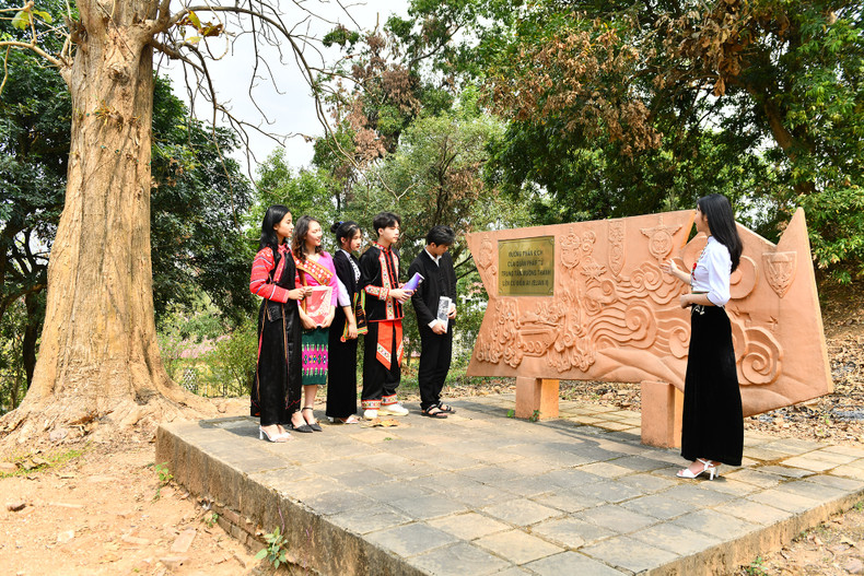 Visiting Dien Bien, young people can listen to historical stories and glorious victories of the heroic days of the past.
