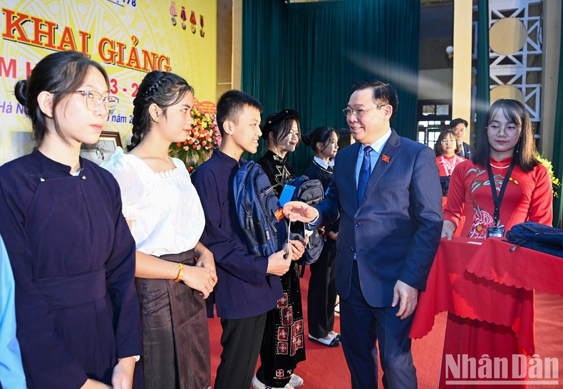 NA Chairman Vuong Dinh Hue presents gifts to students.