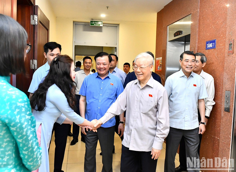 Party General Secretary Nguyen Phu Trong meets with delegates and voters in Hanoi.