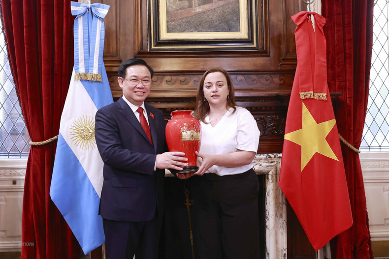 NA Chairman Vuong Dinh Hue and President of the Chamber of Deputies of Argentina Cecilia Moreau exchange gifts.